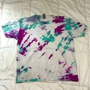 I am selling a tie-dye T-shirt from GILDAN